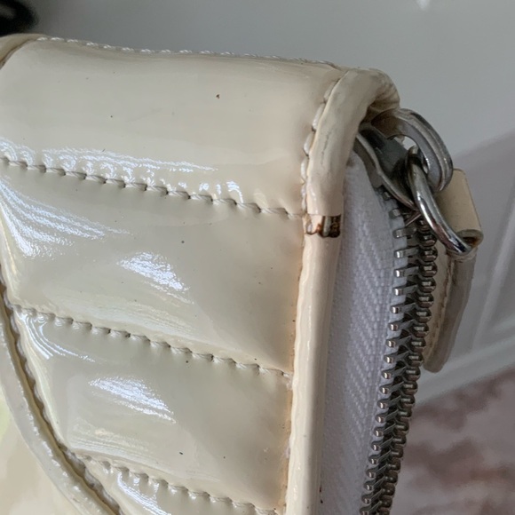 BURBERRY Authentic Patent Leather Cream White Large Zip Around Women’s Wallet - Picture 4 of 16